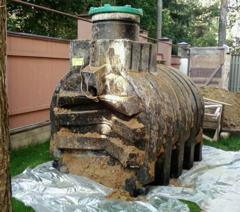 сломанный корпус септик